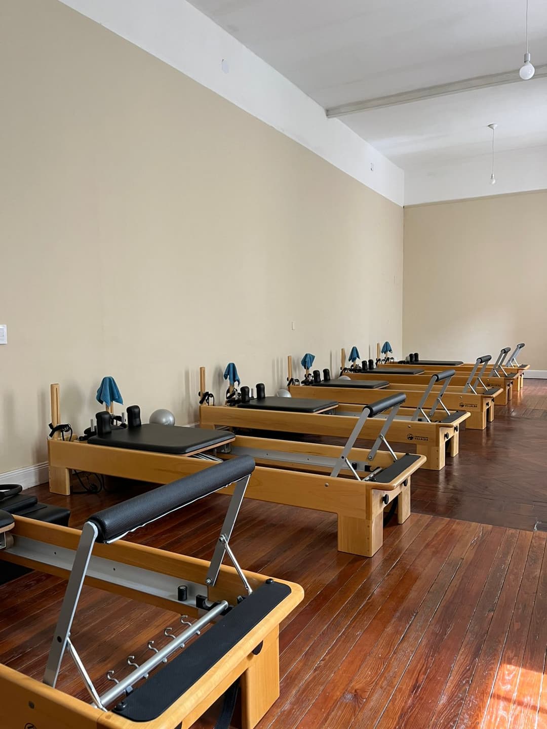 Sala de camas reformer en el estudio Mixtura