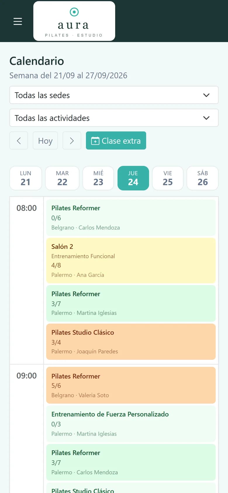 Calendario semanal con las clases de cada sede coloreadas según la ocupación, en el celular